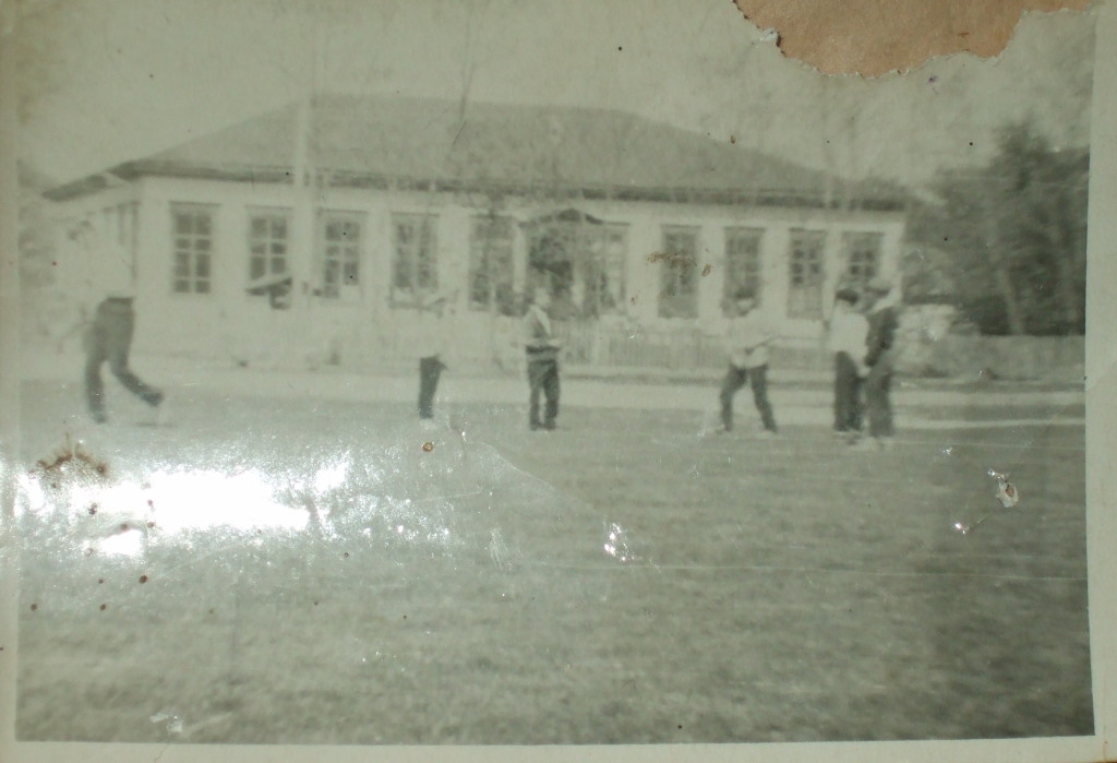 На фото: ул. Красноармейская, школа. Фото из музея станицы.